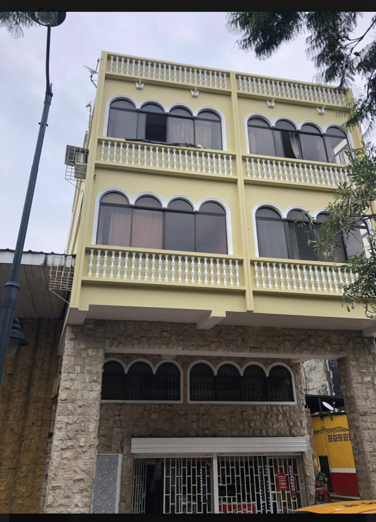 A dos cuadras de Malecón, Edificio Rentero, cuatro pisos, concreto, local comercial. Vendo Oportunidad por viaje. $172.000. 099-3272898.