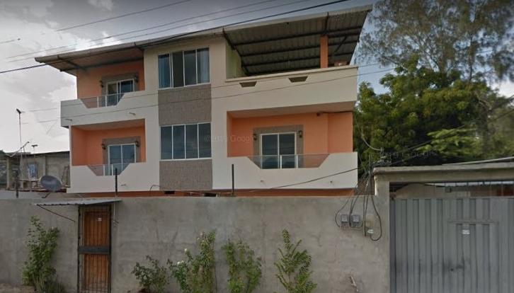 Vendo casa rentera, 3 pisos, excelente ubicación céntrica a cinco minutos de la playa. Teléfonos: 0979025486, 0979025487.