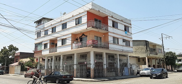 Letamendi 2719 Abel Castillo, esquina, dos edificios. Valor $ 270.000, produce mas de $ 2.000 mensuales. Informes: 099-7322041.