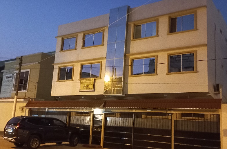 Junto Universidad Catolica, departamento, 3 dormitorios, por estrenar, edificio nuevo, moderno con terraza, bien seguro, calle cerrada, garita, guardiania, garaje eléctrico. $ 88.000 acepto financiamiento de contado, buen descuento. Teléfono: 099-7130491. Sin intermediarios.