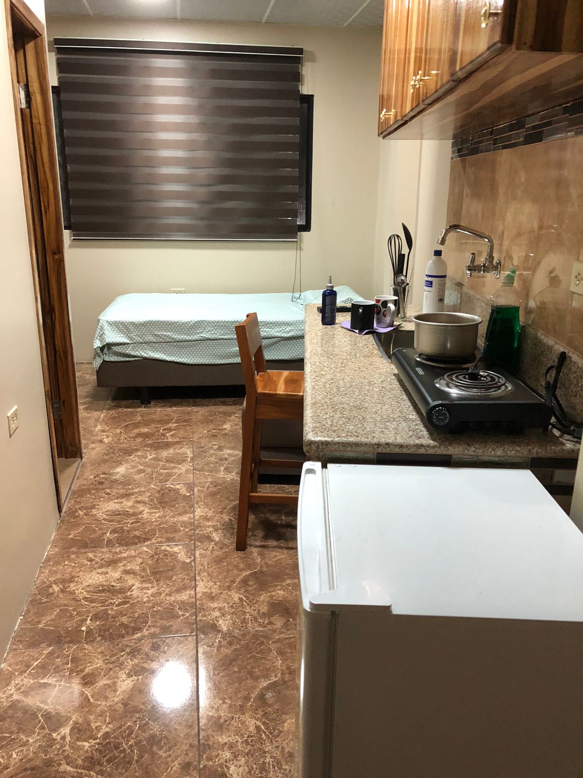 Suite 15 mts, dos ambientes, cerca universidades, Banco, comisariato, metro, es completamente amoblado incluye servicios básicos. Máximo una persona. No mascotas. Requisitos: Certificado de Trabajo, un depósito y mes corrido. Teléfono: 043840430, celular: 0991799591.