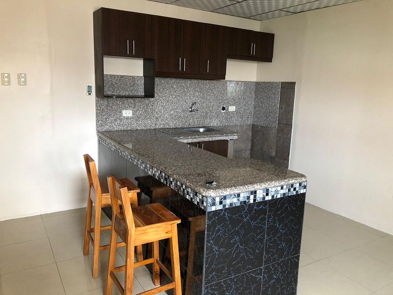 Departamento 60 mts, cerca universidades, Banco, metro, facilito lavadora y secadora, SPLIT, servicio básico Solo Agua. Máximo dos personas. No Mascotas. Requisitos: Certificado de Trabajo, un depósito y mes corrido. Teléfono: 043840430, celular: 0991799591.