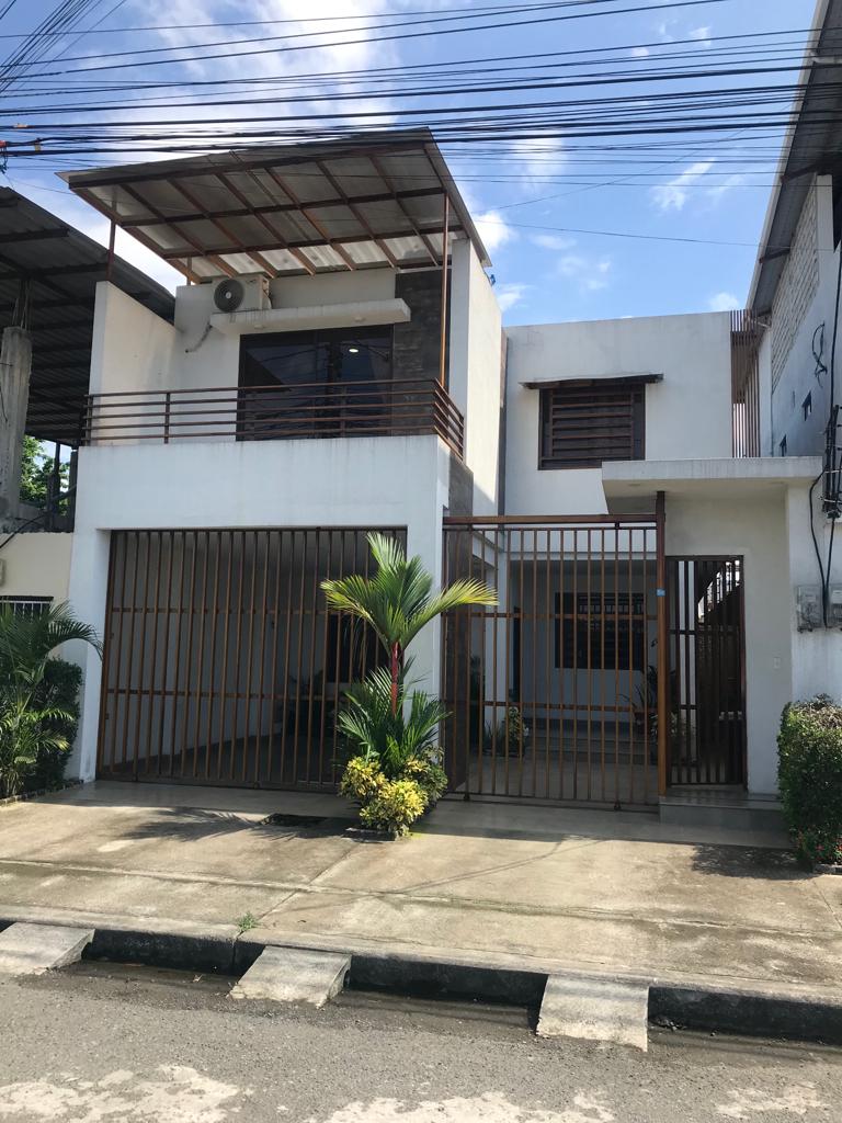 Panorama D-04/28. Vendo comoda moderna, casa dos pisos buenos acabados, 5 dormitorios, 4 baños completos, cisterna. 184mt2 terreno, 170mt2 construccion util interior, sin intermediario. 0939-662954.