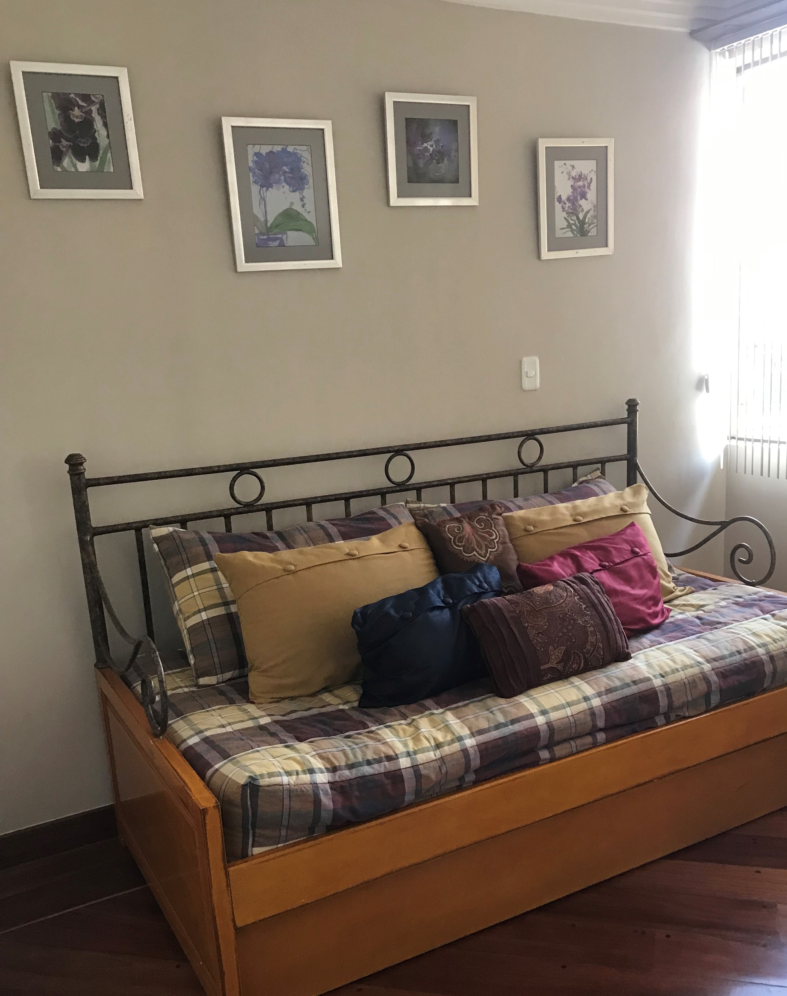Cuarto amoblado para estudiantes, todo incluido. $ 175 a 10 minutos de UCACUE. 096-085-00061 Garnett para mas información.