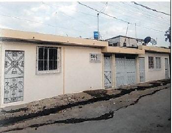La Costa- Urbanización, lado derecho del carretero, casa rentara 445mt2 departamento principal, garaje, 5 locales y cisterna. Informe 0997252163.