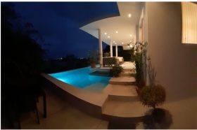 Propriedad frente al mar, vista espectacular, 4200 m2 con 38 metros de frente al mar. Villa, piscina, jacuzzi, muchos más. Informes: 0993-203580; 099-7939279.