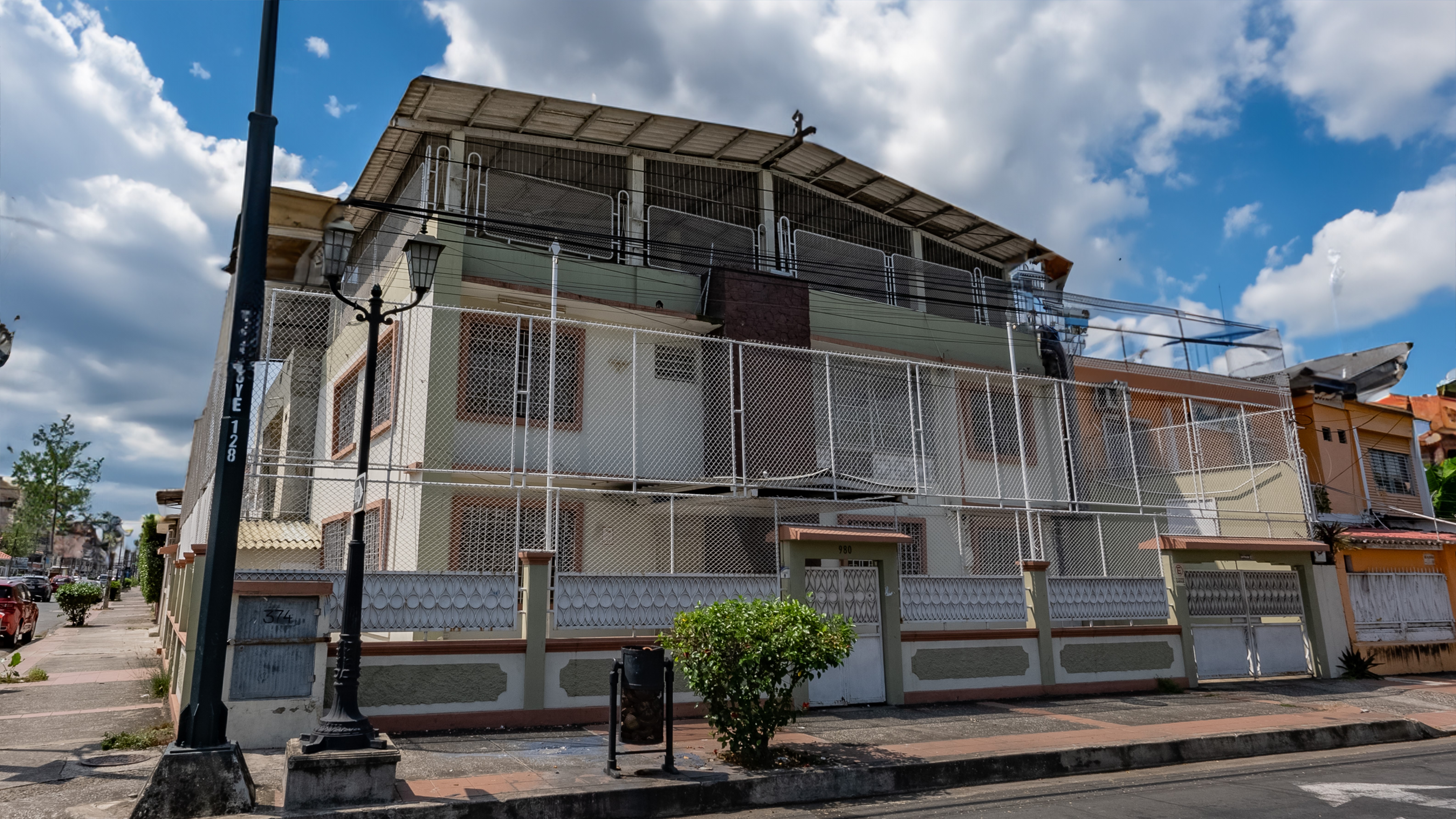 Villa esquinera de dos pisos con terraza cubierta, de 259 metros cuadrados. Dirección: Francisco Segura 980 y Bogotá. WhatsApp 0995630574.