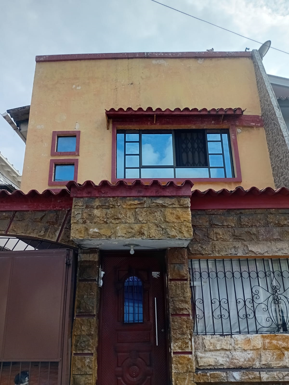 3 Dormitorios primer piso alto, 4 baños, lavandería. Teléfono: 0999510660.