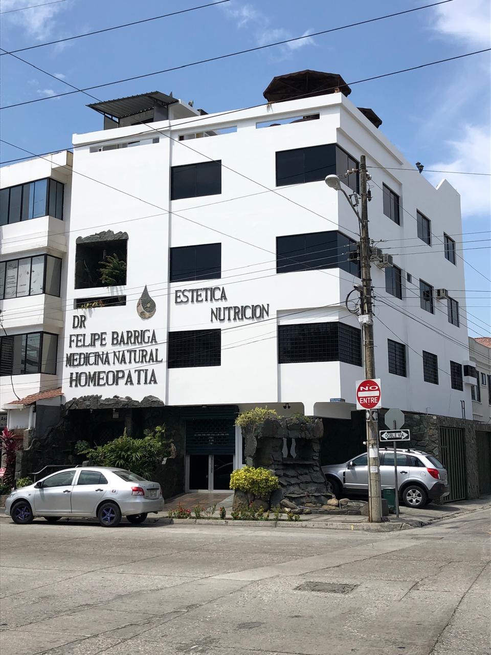 Se vende edificio esquinero o por pisos Kennedy Norte. Excelente ubicación Zona de alto tránsito y gran visibilidad comercial Ideal para: Consultorios, Oficinas, Centro estético, Clínica en funcionamiento Informes: 0990182219.