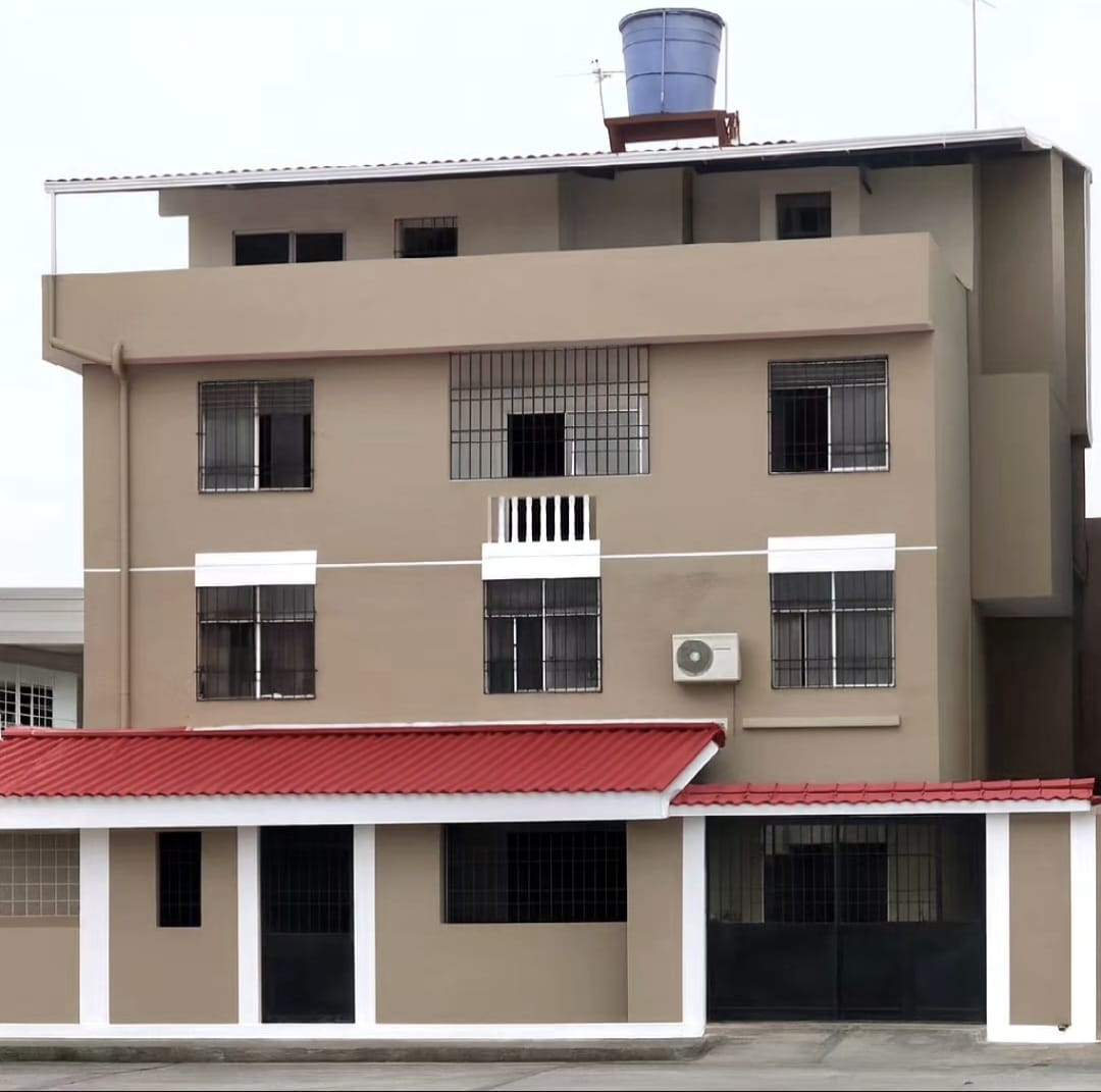 Se vende Edificio 4 pisos, cada piso 4 dptos. 1 local comercial en planta baja. Residencial, comercial o rentero. Ubicación estratégica. Parqueos, seguridad. Cdla Ietel norte de Guayaquil. 0999611759.