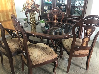 Aparador, vitrina, mesa de vidrio, 2.700,oo cash buen estado. 098-5552900.